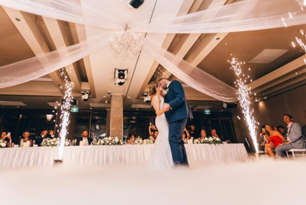 de 1e dans van de bruid en bruidegom